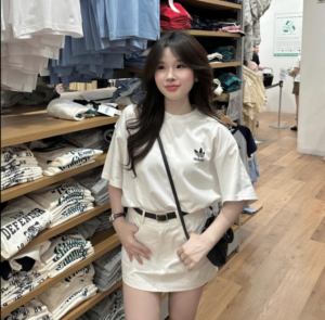 Phối đồ với áo thun form rộng nữ cùng chân váy chữ A